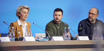 Le président ukrainien Volodymyr Zelenskiy, le Premier ministre Denys Shmyhal et la présidente de la Commission européenne Ursula von der Leyen assistent à un sommet UE-Ukraine à Kiev, en Ukraine. /Photo prise le 2 février 2023/Third Party via REUTERS